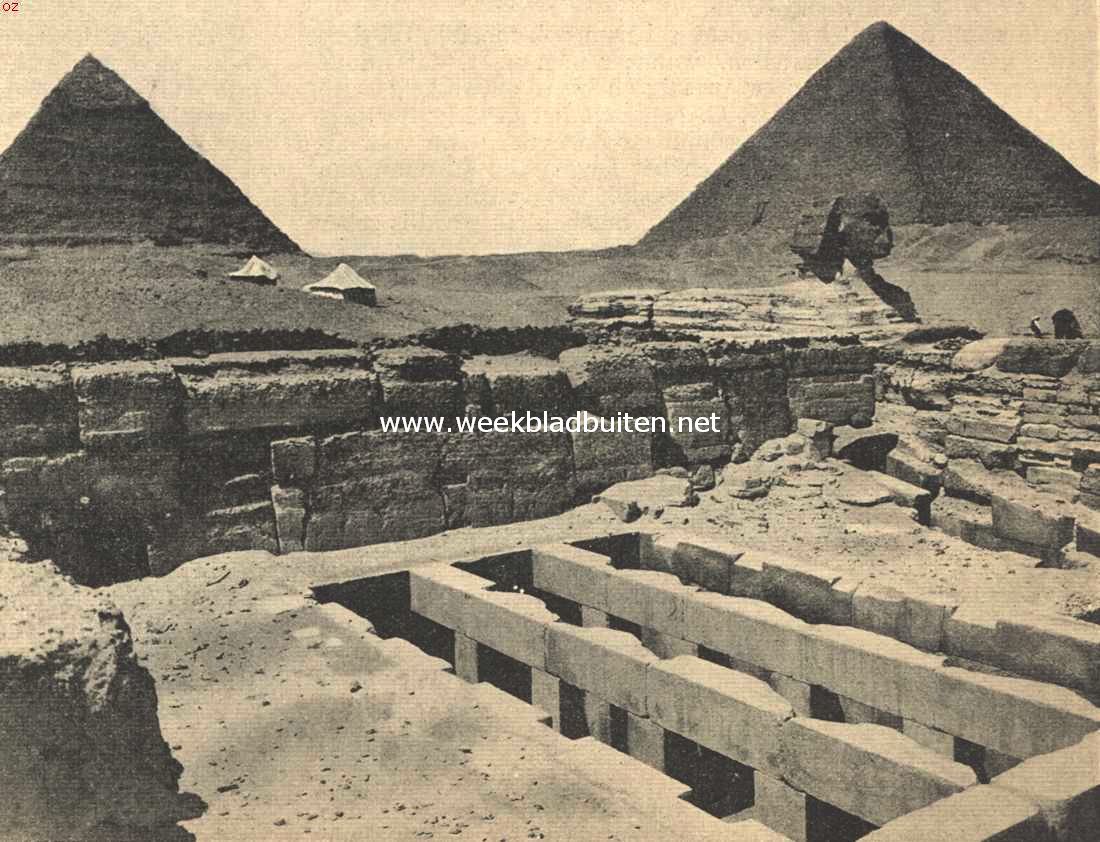De Nijlreis. Gezicht op den groep van sphinx, pyramiden, en door het zand bedolven tempel bij Caro