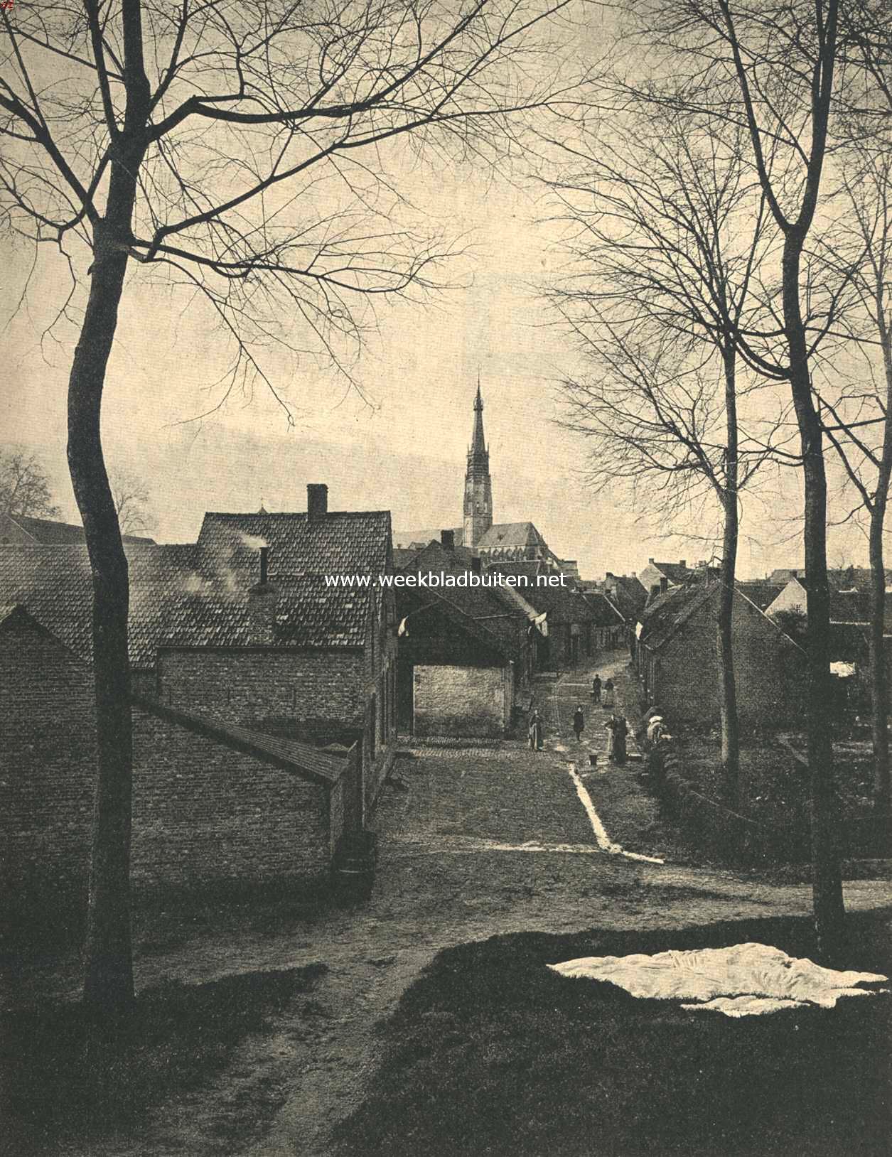 Hulst in Zeeuwsch-Vlaanderen. Kijkje van de wallen op het stadje