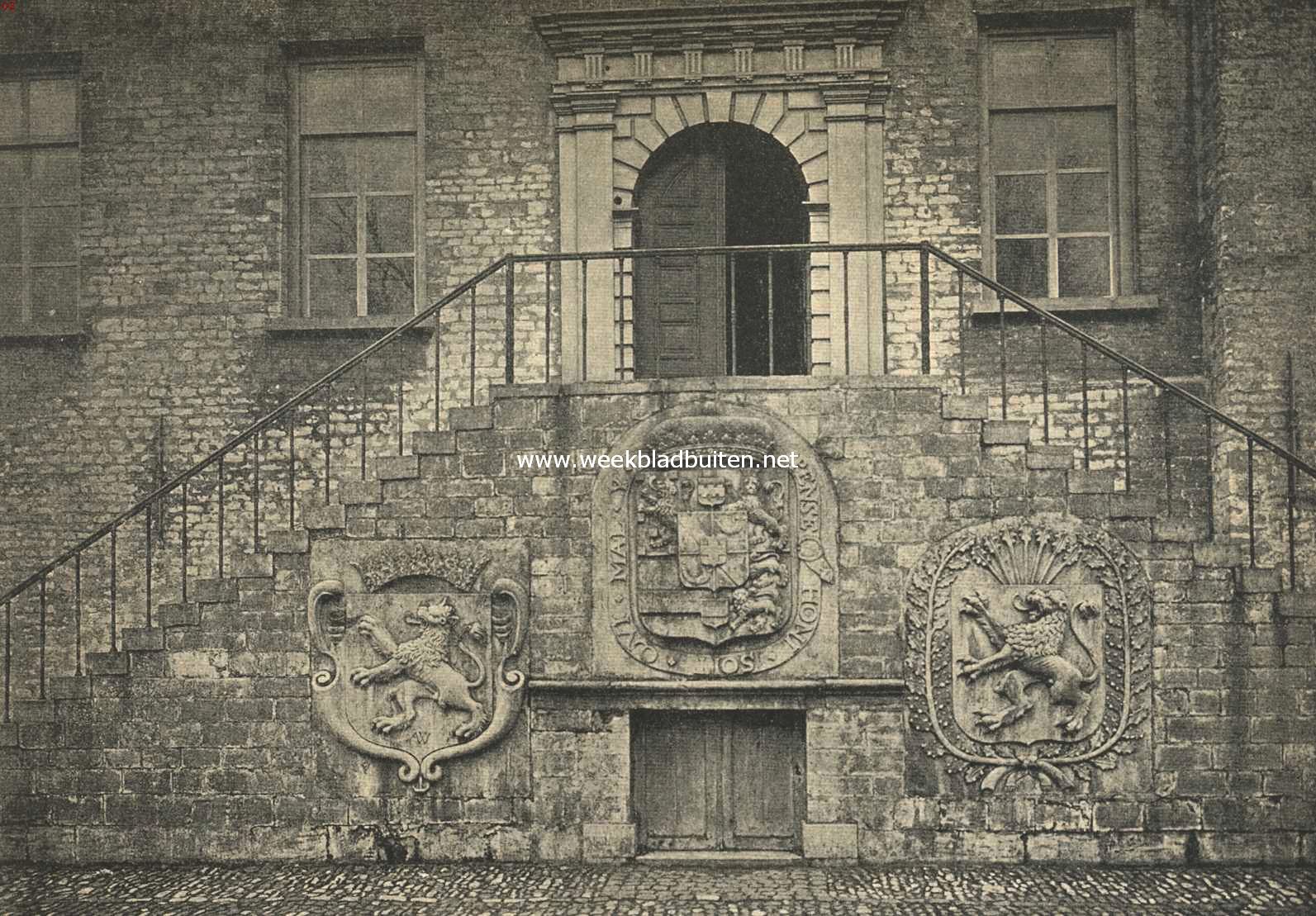 Hulst (Zeeuwsch-Vlaanderen). Het bordes van het Stadhuis te Hulst met de wapensteenen uit den vroegeren kerktoren