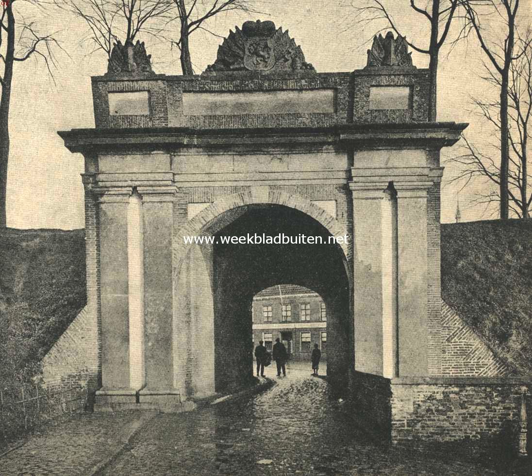 Hulst (Zeeuwsch-Vlaanderen). De Gentsche Poort te Hulst. Twee andere poorten van Hulst zijn eenvoudiger; zij missen de trofeen en wapens, die op de Gentsche Poort prijken