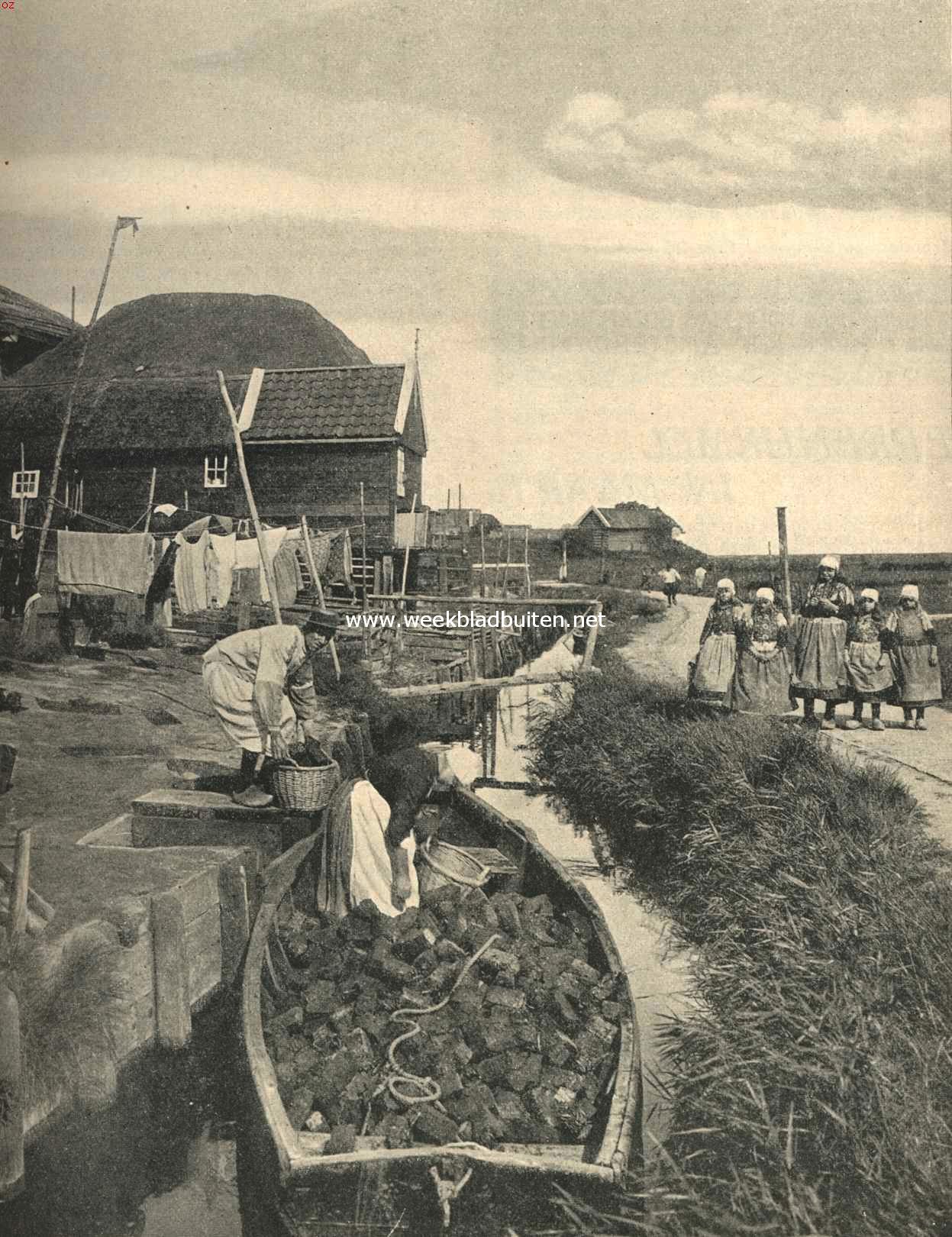 Op Marken. De lang verwachte schuit met turf wordt gelost