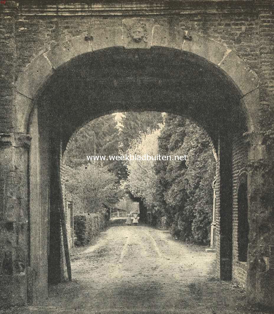 Het kasteel van Carthils. Kijkje door de voorpoort naar buiten