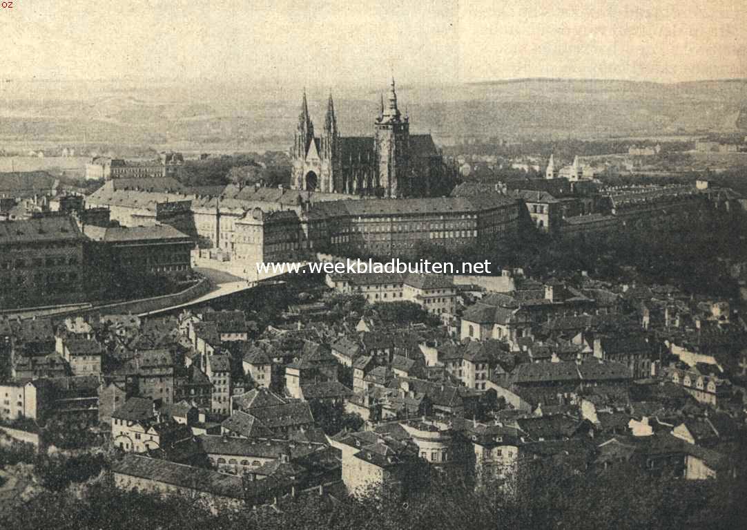 Praag. Gezicht van den St. Laurentiusberg op den Koninklijken Burcht en den St. Veitsdom te Praag