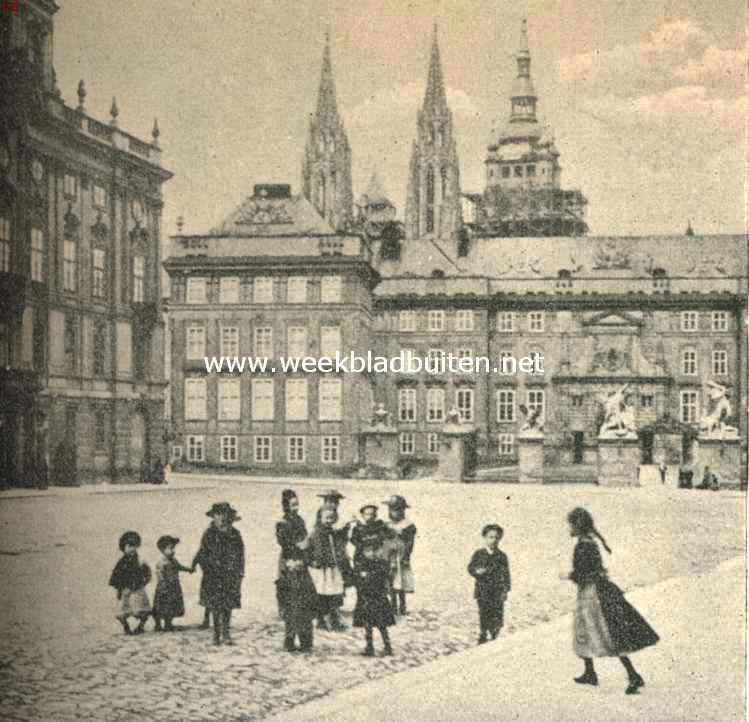 Praag. Bij de Koninklijke Burcht en het Aartsbischoppelijk Paleis te Praag