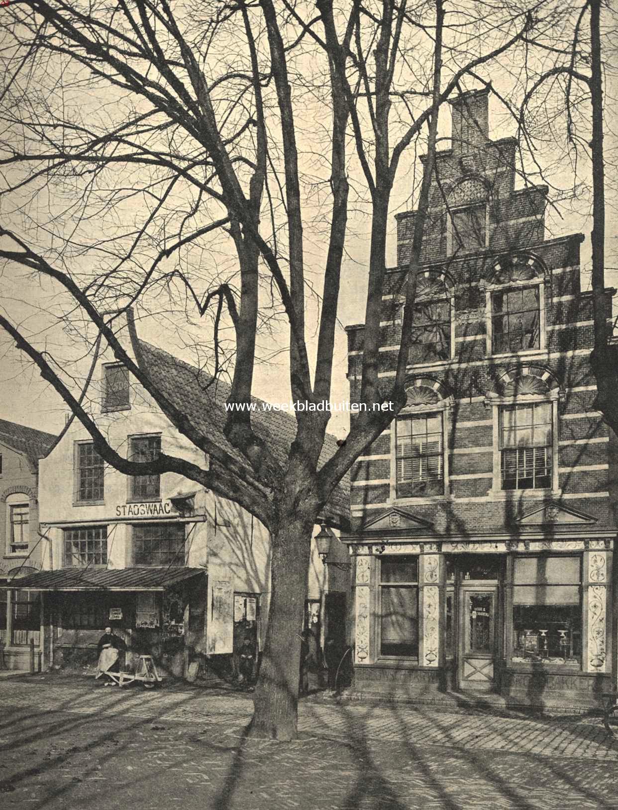 Aan het Marktplein te Oudewater. Links de Waag, waarin tot in de achttiende eeuw de van tooverij beschuldigden werden gewogen. Rechts het zoogenaamde huis van Arminius, gebouwd op de plaats van het geboortehuis van den bekenden theoloog, wiens meeningen drie eeuwen geleden zooveel beroering hebben verwekt