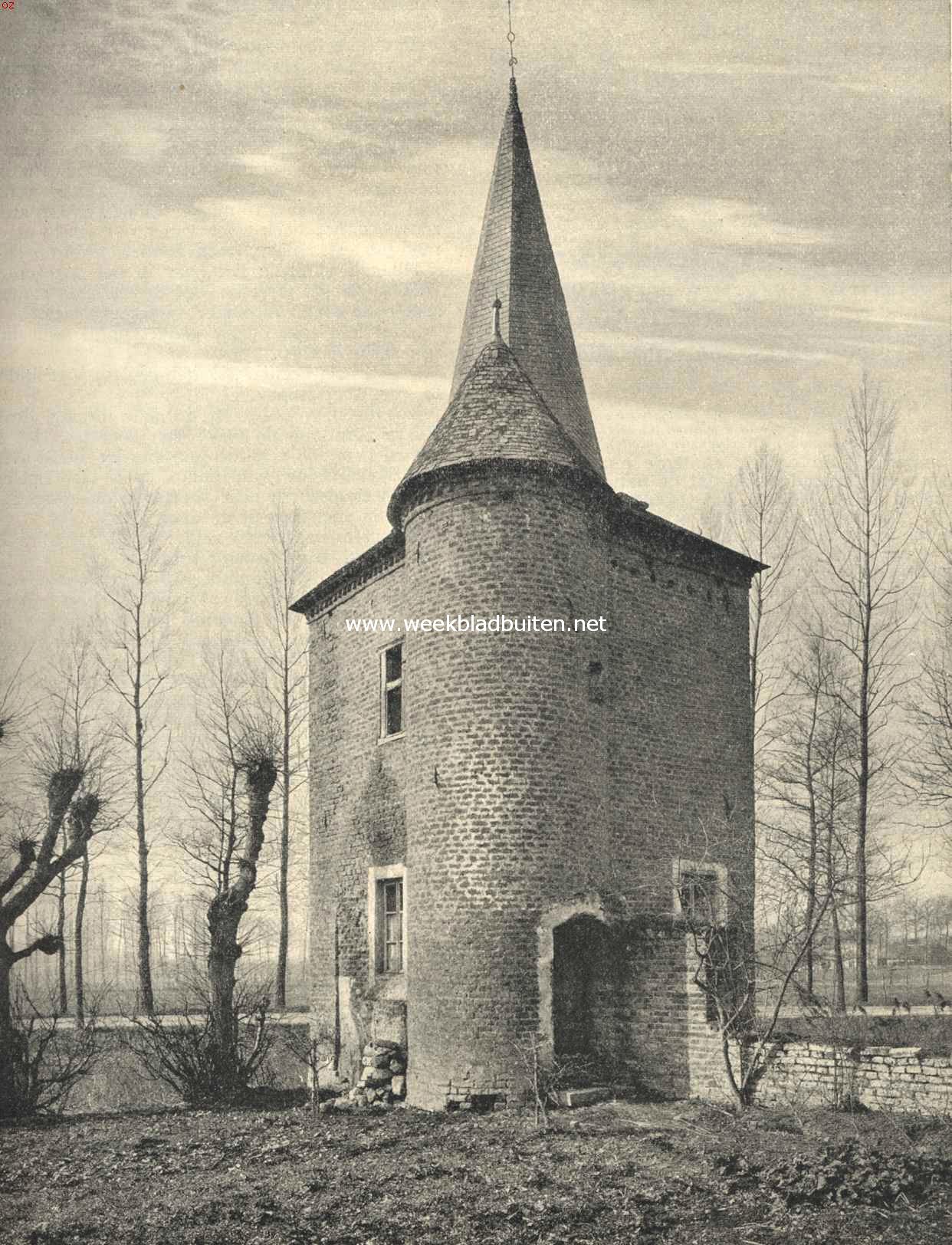 Het kasteel te Hoensbroek (Zuid-Limburg). De muurhoektoren