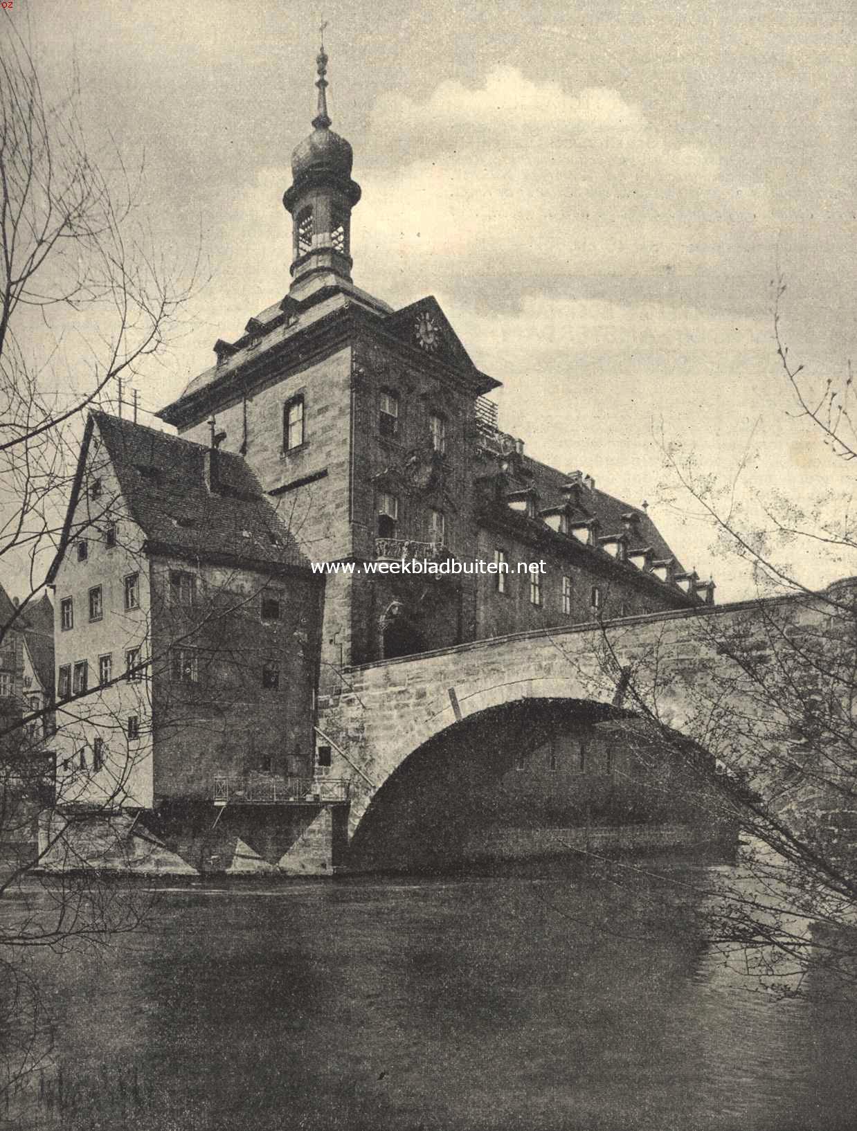 Het Stadhuis te Bamberg (de Noord-Beiersche stad waarheen de Beiersche regeering ten gevolge van het uitroepen van der Radenrepubliek in Mnchen haar zetel verplaatste), gebouwd 1744-1756. Aan het grootendeels strenge lijnen vertoonende gebouw valt vooral het rijkbehandelde balkon in Barok-stijl boven den doorgang op