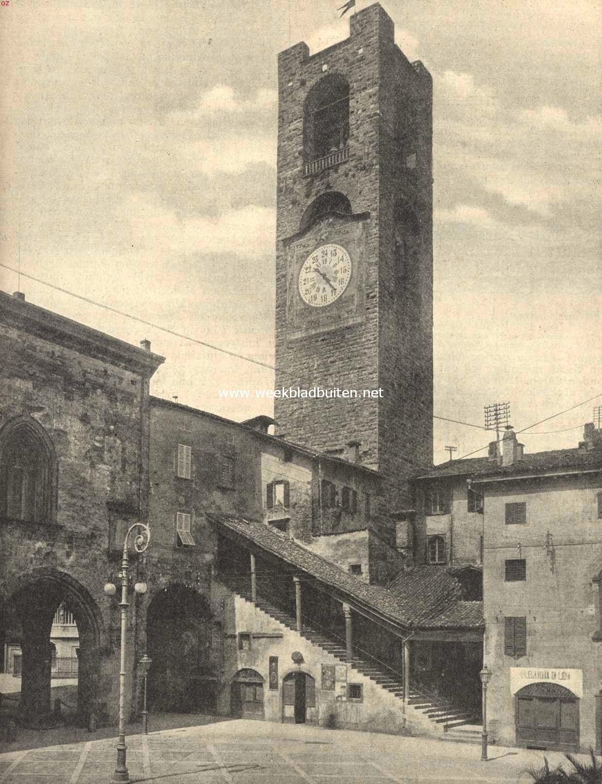 Bergamo. De oude Klokketoren en de trap van de Stadsbibliotheek. Merkwaardig is de overeenkomst van dezen toren met dien van Berlage's Nieuwe Beurs te Amsterdam
