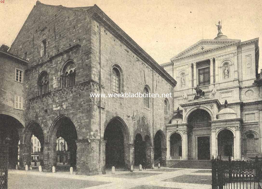Bergamo. Voorgevel van de Kathedraal en het Bibliotheekgebouw (voormalig Palazzo Vecchio)