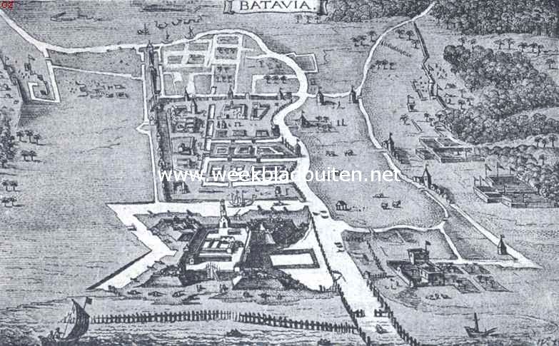 Batavia. Opkomst, bloei, verval. Batavia in 1628. Op den voorgrond het Kasteel, daarachter de Oosterstad, met blokken huizen en de drie in de rivier uitloopende spruiten; het stadhuisplein is te onderkennen, als ook de van noord naar zuid loopende Tijgersgracht. De Westerstad, rechts van de rivier, is nog pas in eerste wording; aan de monding van de rivier, linkeroever, is het huis van den 