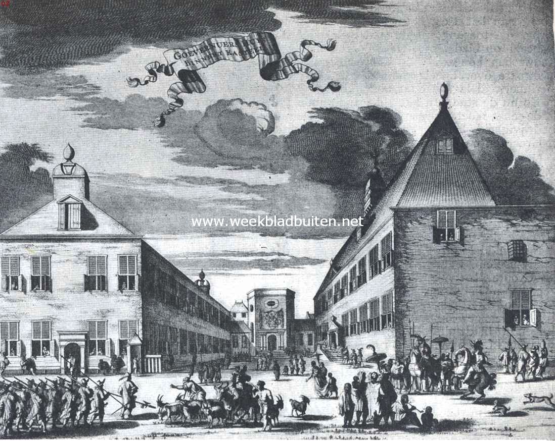Batavia. Opkomst, bloei, verval. Gezicht binnen het Kasteel van Batavia. De Gouverneur-Generaalswoning - voltooid in 1648 - rechts, de woning der Raden van Indi links, de Kasteelskerk in het midden; het voorplein op den voorgrond. Tegen de blinde muur van den G.G.'s-woning bevond zich de Pinangpoort, die hier niet geteekend is, waaraan zich de Logie aansloot. Geheel links van de Raden van Indi-woningen bevond zich de Landpoort. Ontleend aan: J. Nieuhof, Zee en Lantreize, 1682