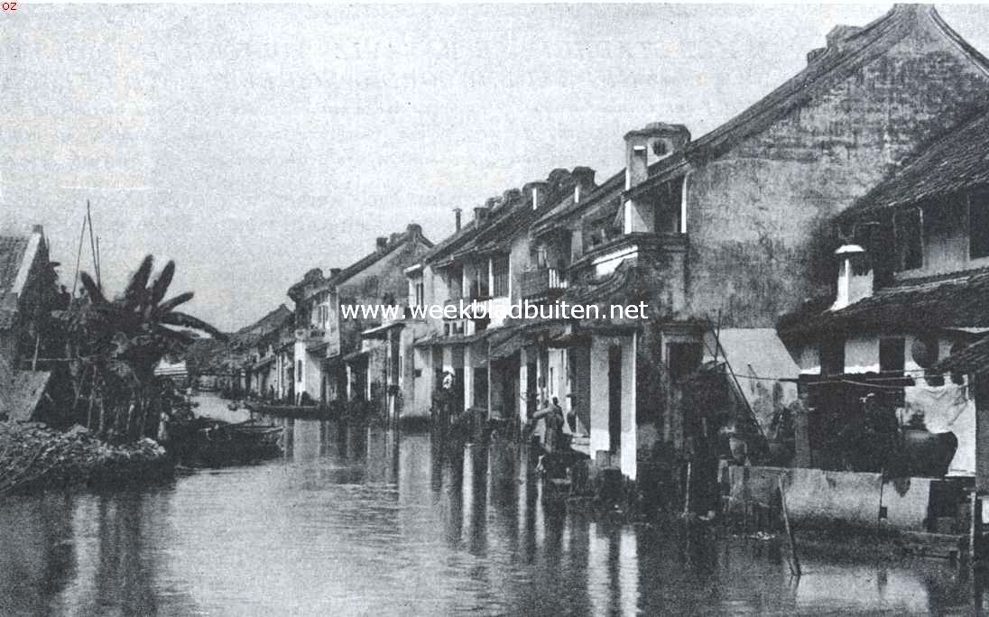 Batavia. Opkomst, bloei, verval. Gracht en achterzijde van huizen in het Chineesche Kwartier te Batavia