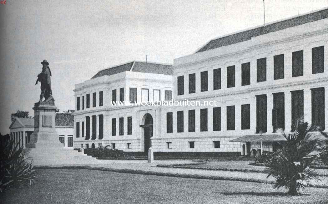 Batavia. Opkomst, bloei, verval. Het Waterloo-plein te Weltevreden met J.P. Coen monument voor het Groote Huis
