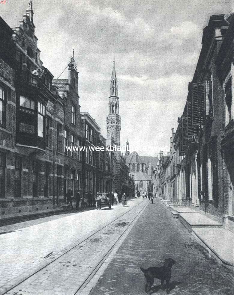 Alkmaar. De Langestraat te Alkmaar met Stadhuis (links) en Groote Kerk