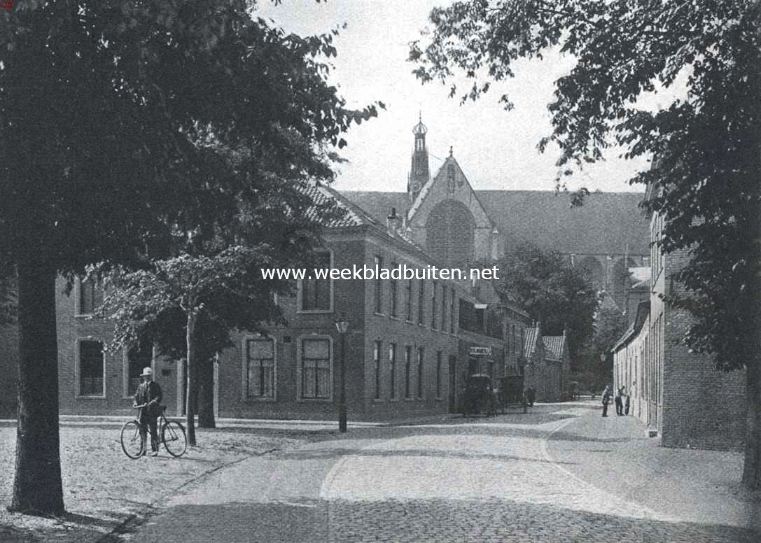 Alkmaar. Gezicht van de Paardenmarkt op Paternosterstraat en St. Laurenskerk