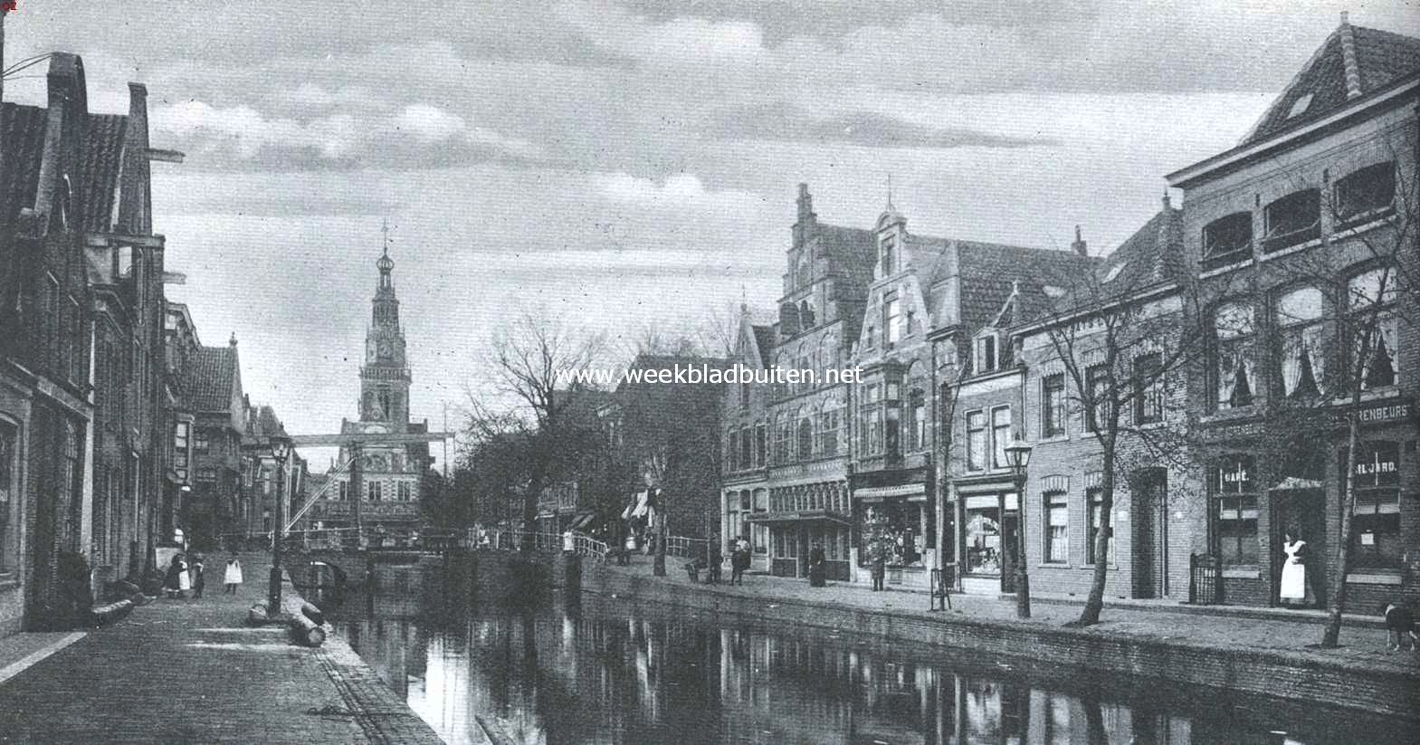 Alkmaar. Luttik Oudorp met gezicht op het Waaggebouw. Links (even voorbij de ophaalbrug) het houten Huis met den Kogel. Rechts het huis 