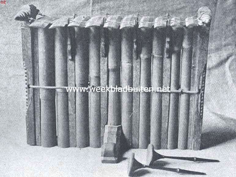Indische speeltuigen. 2. Gender. Slag-instrument met metalen toetsen. Bali