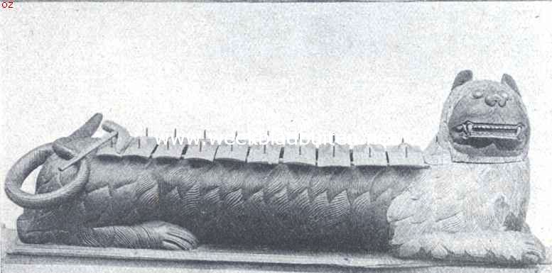 Indische speeltuigen. 3. Gambang Gangsa. Slag-instrument met metalen toetsen. Java 2