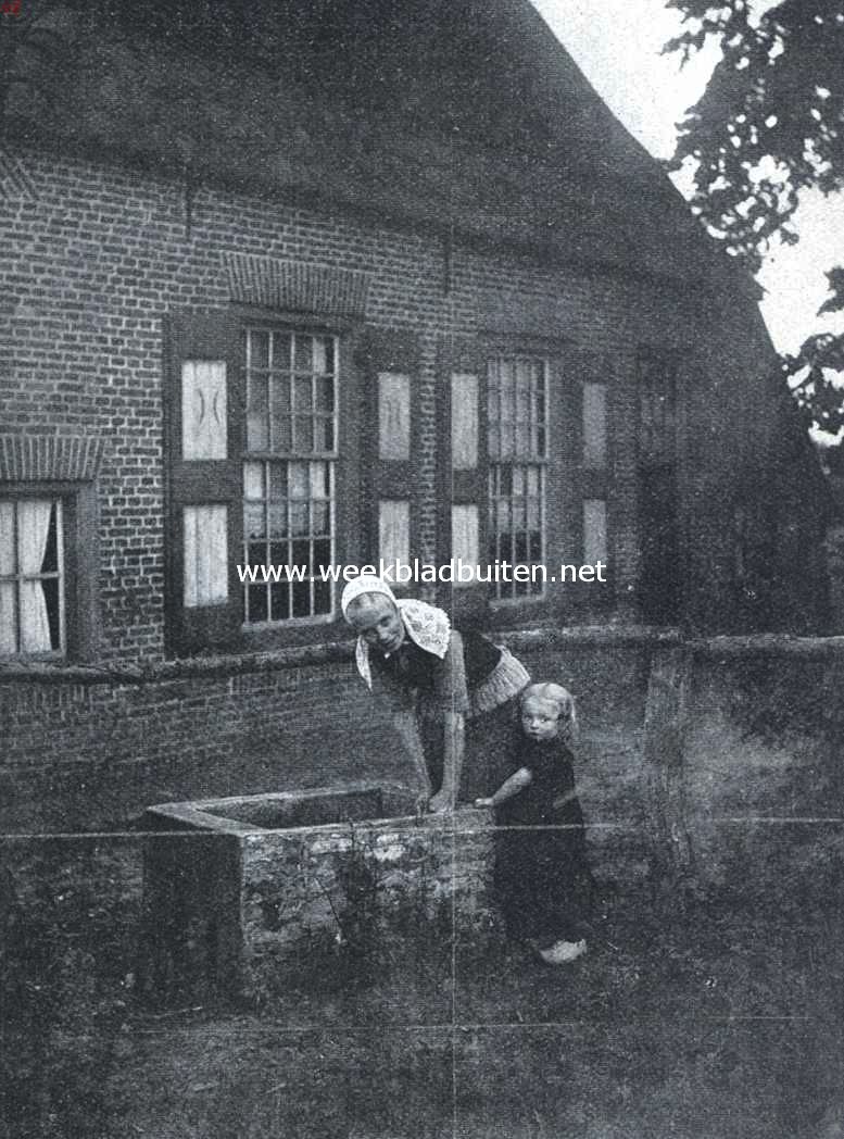 Lochem en Barchem. Grootmoeder en kleinkind bij de put in daagsche kleederdracht