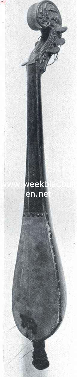 Indische speeltuigen.11. Mandoline van W.-Borneo
