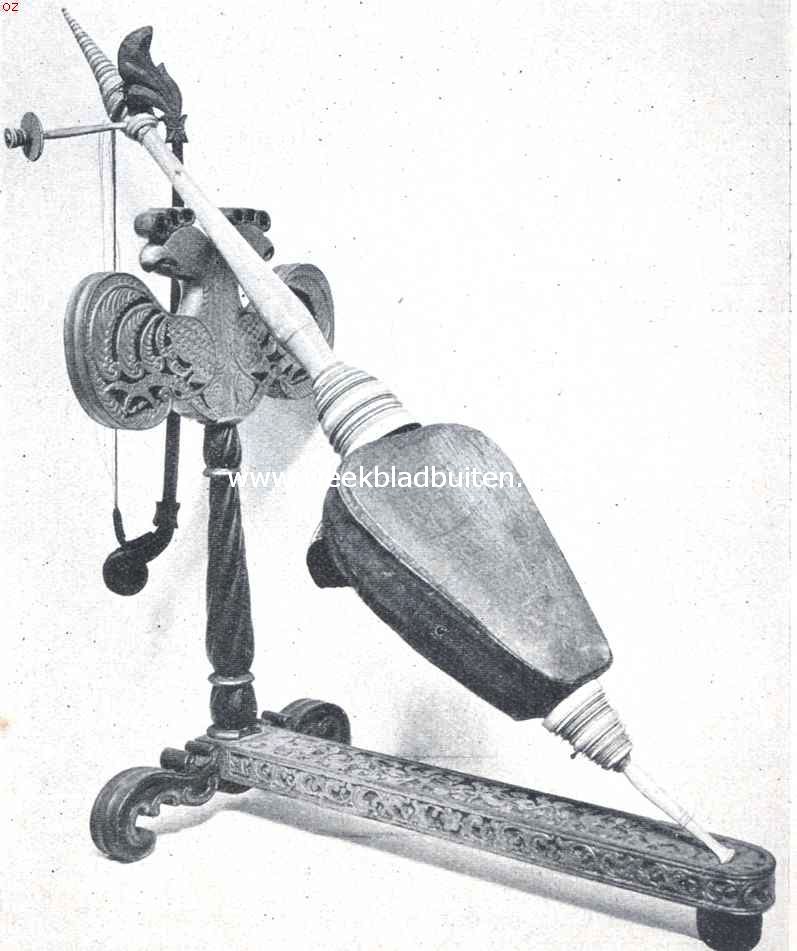 Indische speeltuigen. 13. Viool van Java