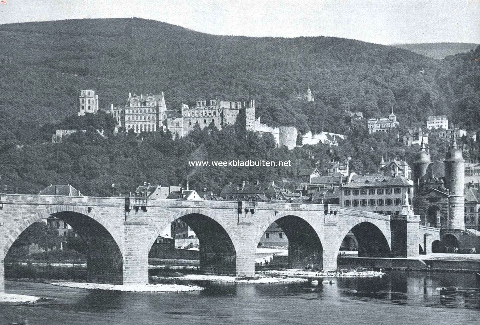 Het stervende Heidelberger Slot. Gezicht op het Heidelberger Slot. Op den voorgrond de oude Neckarbrug