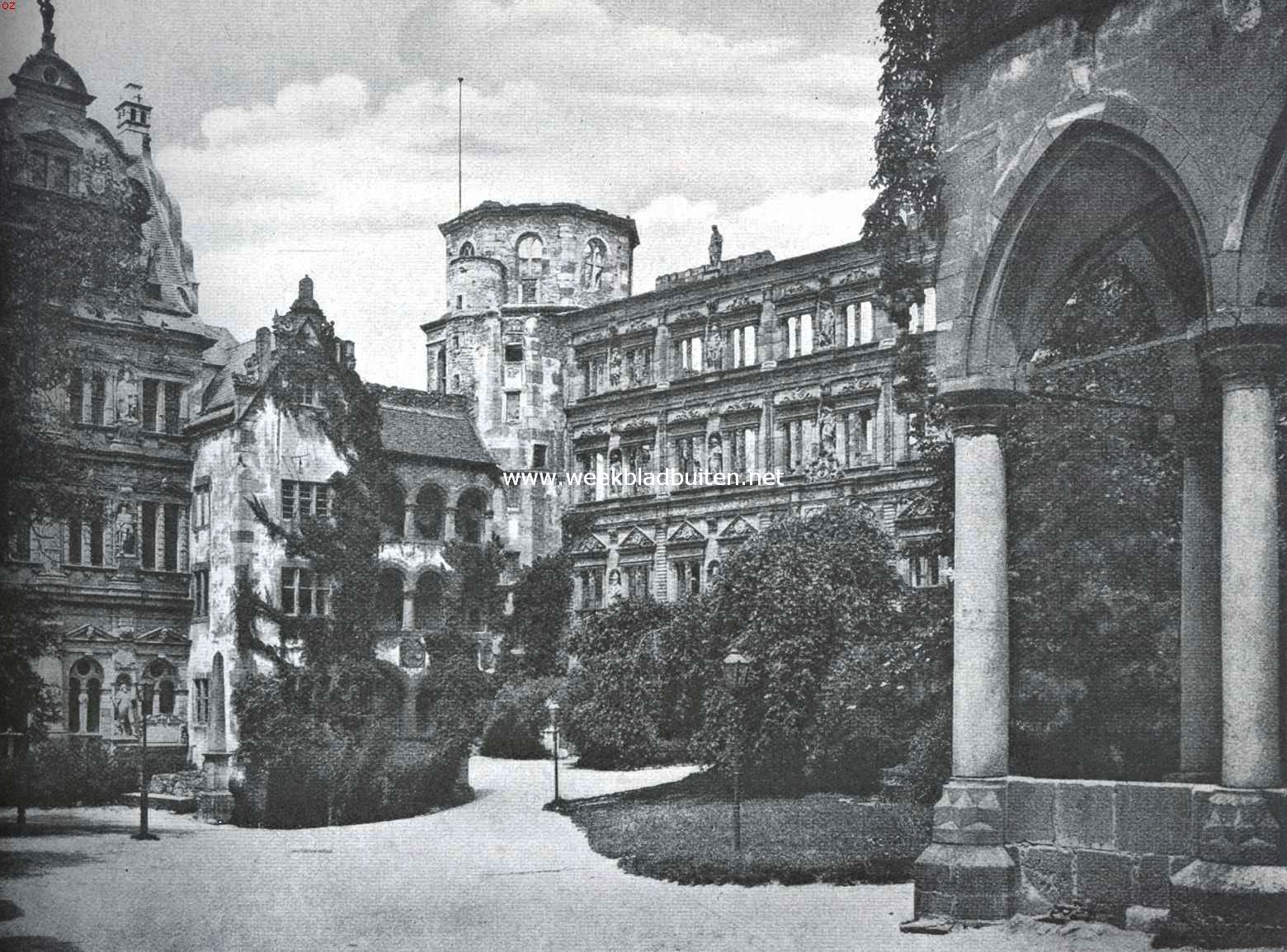 Het stervende Heidelberger Slot. Binnenplein van het Heidelberger Slot. Links een deel van den Frederiksbouw, daarnaast de Zaalbouw, dan de Klokketoren en rechts de Otto Hendriksbouw, geheel rechts op den voorgrond de overdekte put