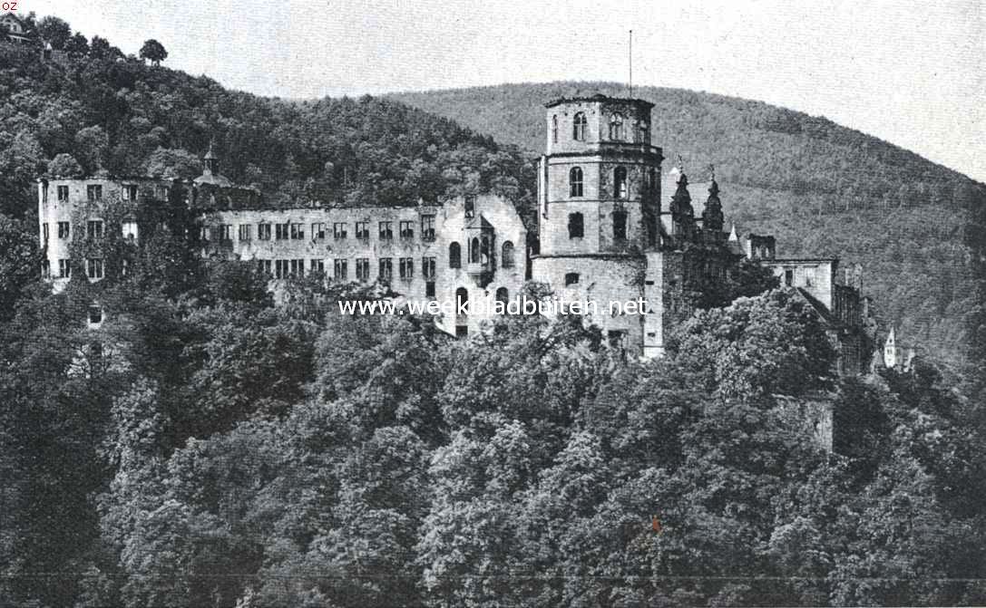 Het stervende Heidelberger Slot. De rune van het Heidelberger Slot. Geheel rechts overblijfsel van den Vatbouw. Tusschen dezen en den Klokketoren de Frederiks- en de Zaalbouw, bezijden den Klokketoren nog even zichtbaar ondergedeelte van het Tuighuis. Links van den toren een deel van den Zaalbouw met erker, waarnaast de Otto Hendriksbouw, welke eindigt bij den Apothekerstoren