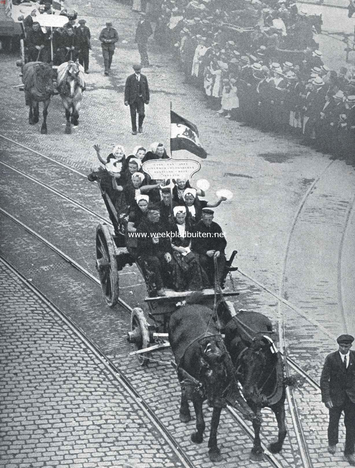 Het vaderlandsch historisch volksfeest te Arnhem.  Een om meer dan een reden zeer toegejuichte  groep in den folkloristischen optocht: de wagen met Axelsche mannen en vrouwen
