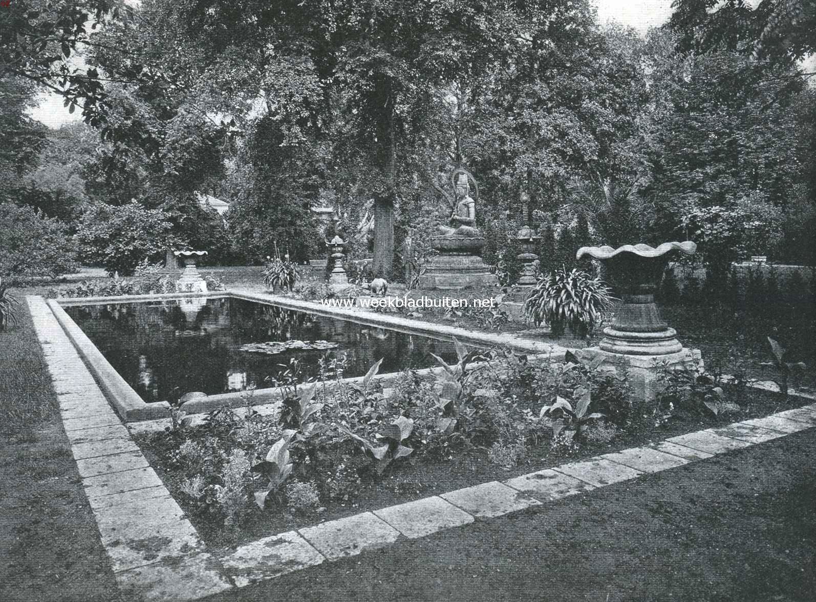 De mijmer-Boeddha in den tuin van het Kon. Zol. Genootschap 