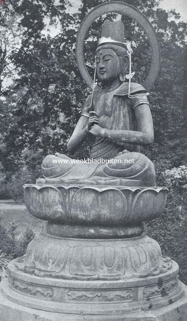 De mijmer-Boeddha in den tuin van het Kon. Zol. Genootschap 