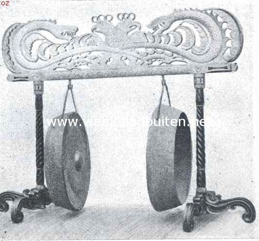 Indische speeltuigen. 42. Groote Gongs