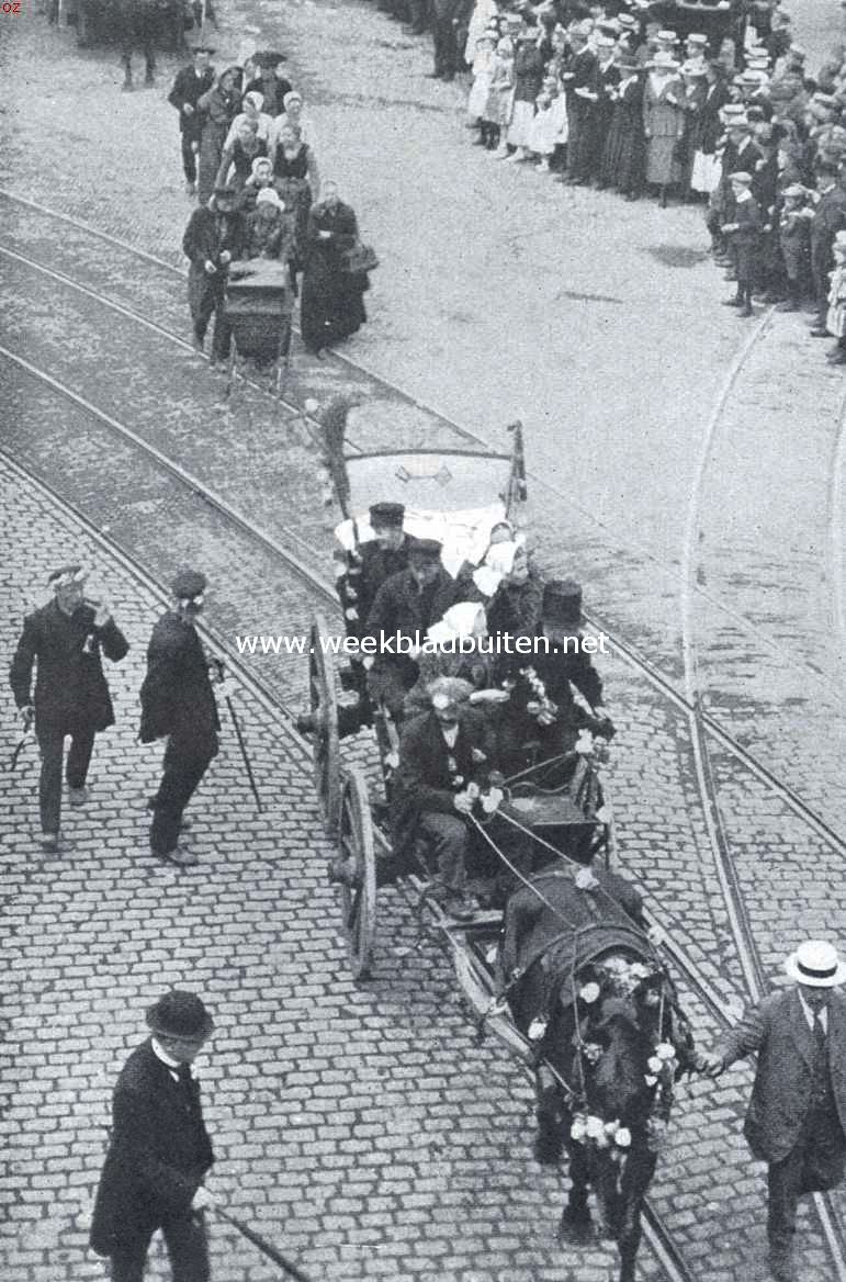 Het vaderlandsch historisch volksfeest. De Twentsche boerenwagen in den optocht, gevolgd door 