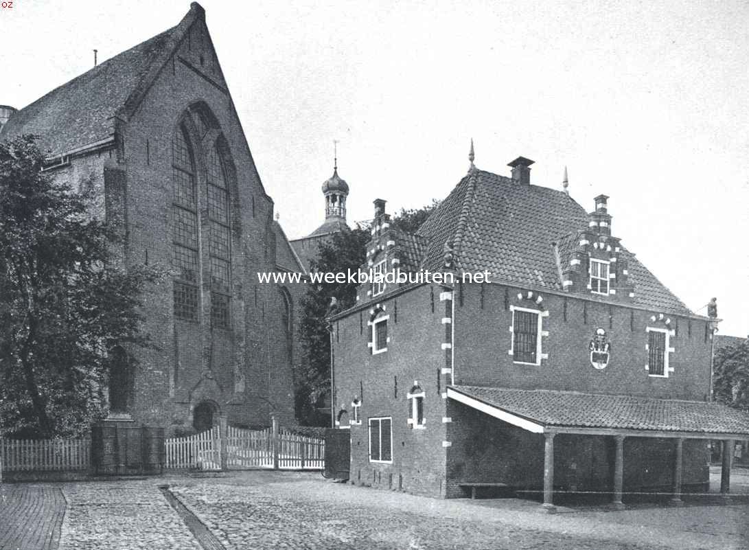 Gezicht op Waag en Groote Kerk te Workum