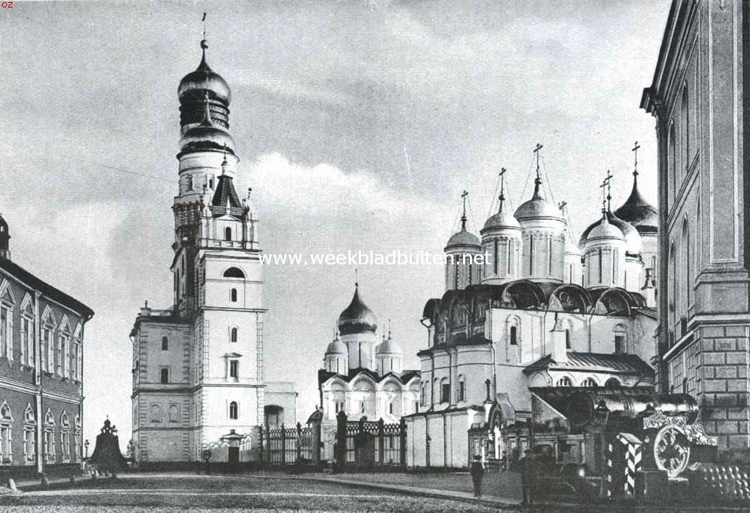 Moskou. De toren van Iwan Weliky. Links de Groote Klok; rechts de Hemelvaartskerk en (op den voorgrond) het gebouw der synode en het groote kanon
