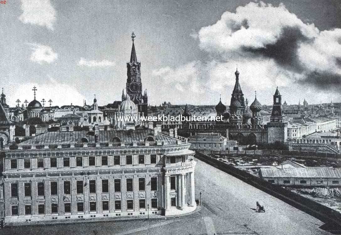 Moskou. Het Kreml. Gezicht op het paleis van den tsaar. Rechts de St. Basilius. In het midden op den achtergrond de Verlosserspoort