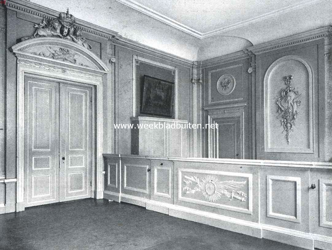 Het Armenhuis te Amsterdam. Interieur van de vroegere Vehoorzaal (thans kantoor). Achterwand met ingang benevens gedeelte der balie. Rechts: trophee van kunstig houtsnijwerk