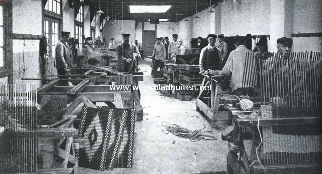 Het Armenhuis te Amsterdam. Een gedeelte der Werkinrichting in een der nieuwe bijgebouwen. Verpleegden aan het werk in de mattenmakerij