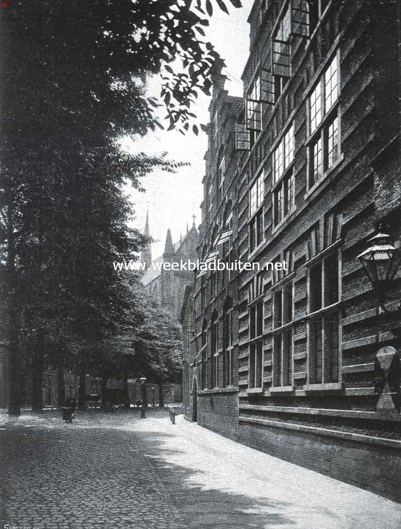 Het Heilige Geest- of Arme Wees- en Kinderhuis te Leiden. De gevel aan de Hooglandsche Kerkgracht met transept van de Hooglandsche Kerk op den achtergrond