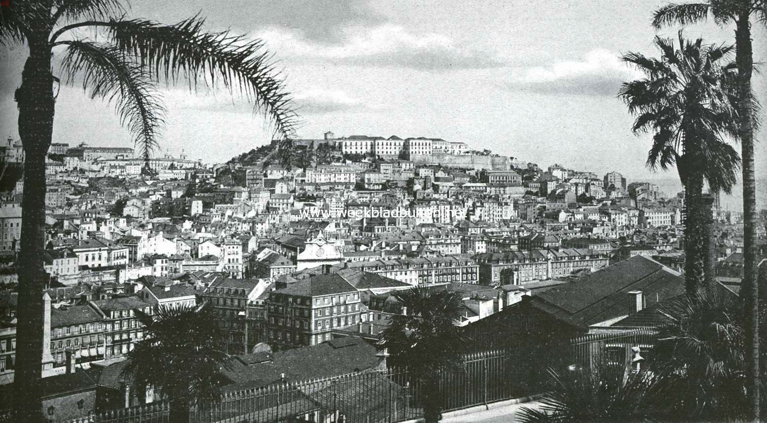 Reisindrukken uit Portugal. Lissabon. Gezicht op het Castello de Sao Jorge vanuit de Alameda de Sao Pedro de Alcantura