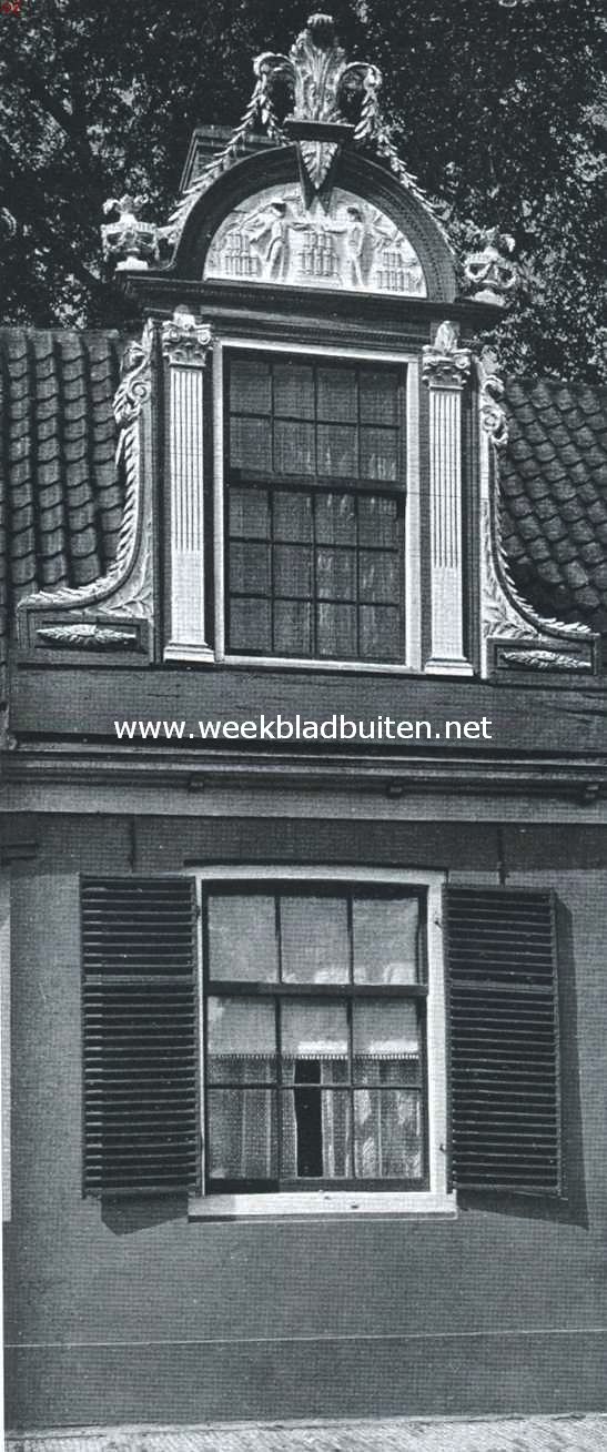 Krommenie. Dtail van een gevel aan de Zuiderhoofdstraat, met steen, voorstellende de zeildoekfabricage