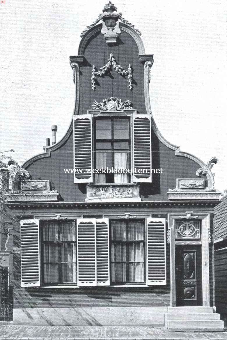 Krommenie. Gevel aan de Zuiderhoofdstraat, met (onder het bovenvenster) een steen, voorstellende de graanhandel