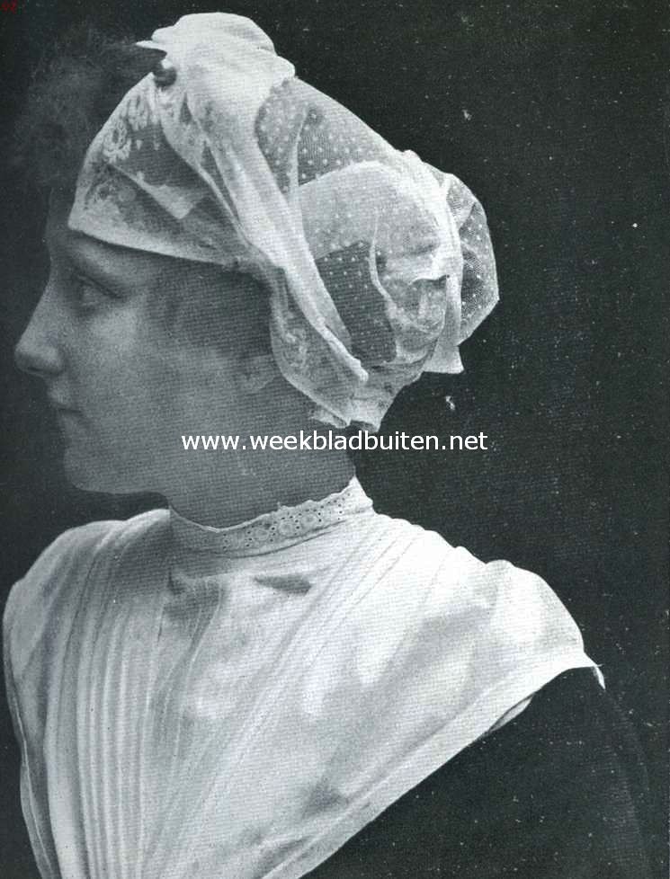 De kleeding der Amsterdamsche burgerweezen. Meisje met Zondagsche muts, van terzijde gezien