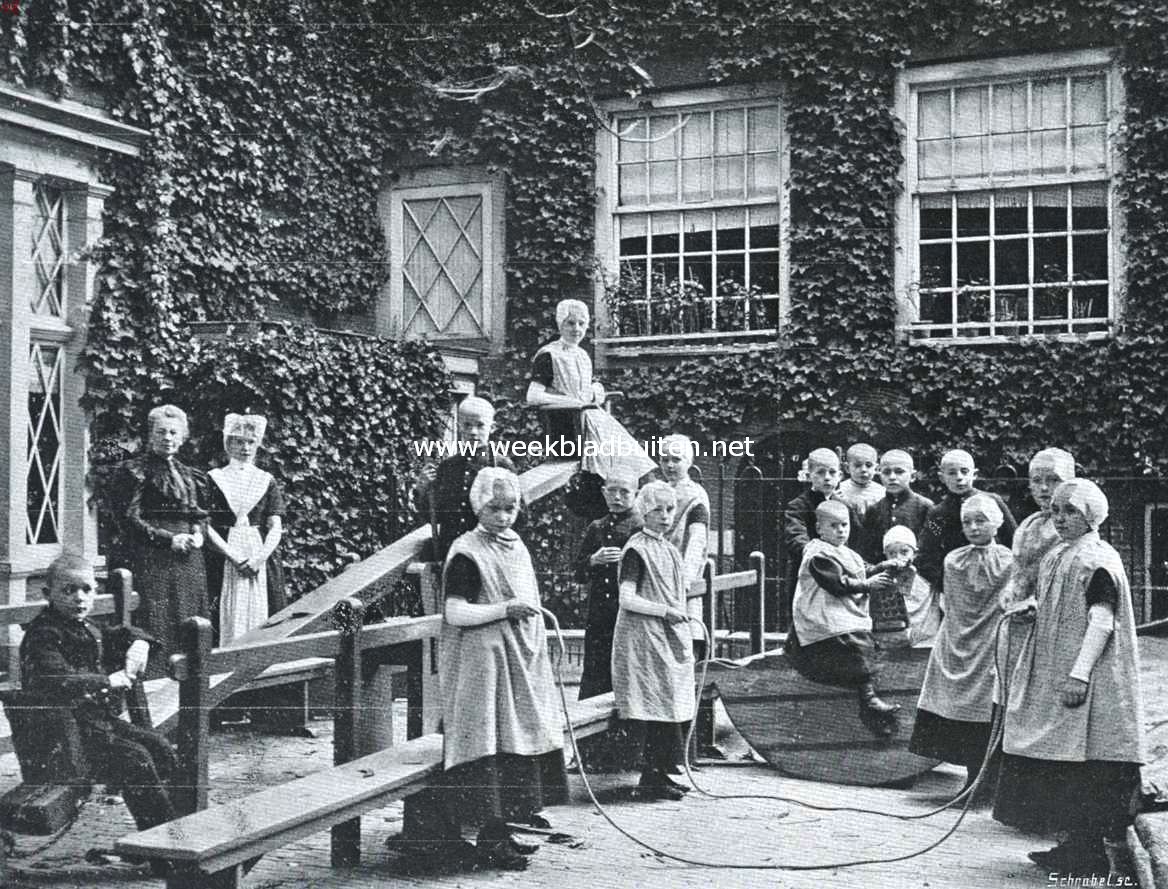 De kleeding der Amsterdamsche burgerweezen. De kinderspeelplaats met jeugdige jongens en meisjes en enkele oudere meisjes, allen in daagsche dracht