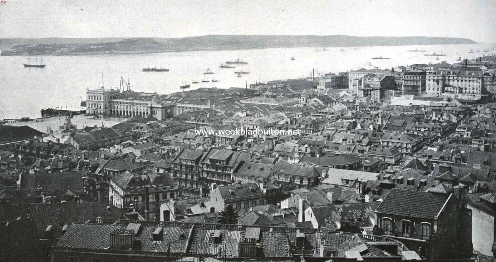 Reisindrukken uit Portugal. Lissabon en de Taag, gezien van het Castella Sao Jorge uit. Links aan de Taag de Praca da Commercio met o.a. het Ministerie van Binnenlandsche Zaken