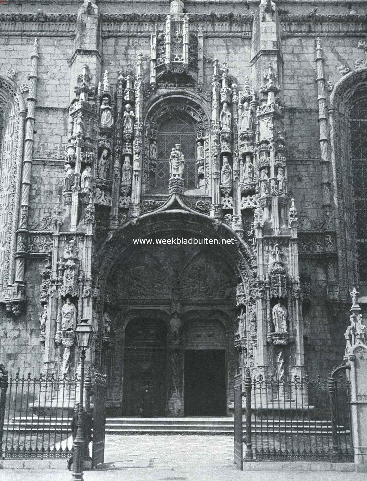 Reisindrukken uit Portugal. Hoofdingang van de kerk Santa Maria de Belem bij Lissabon. Tusschen de beide deuren het beeld van Hendrik den Zeevaarder. Er boven een prachtig venster in schitterende omlijsting van beeldhouwwerk
