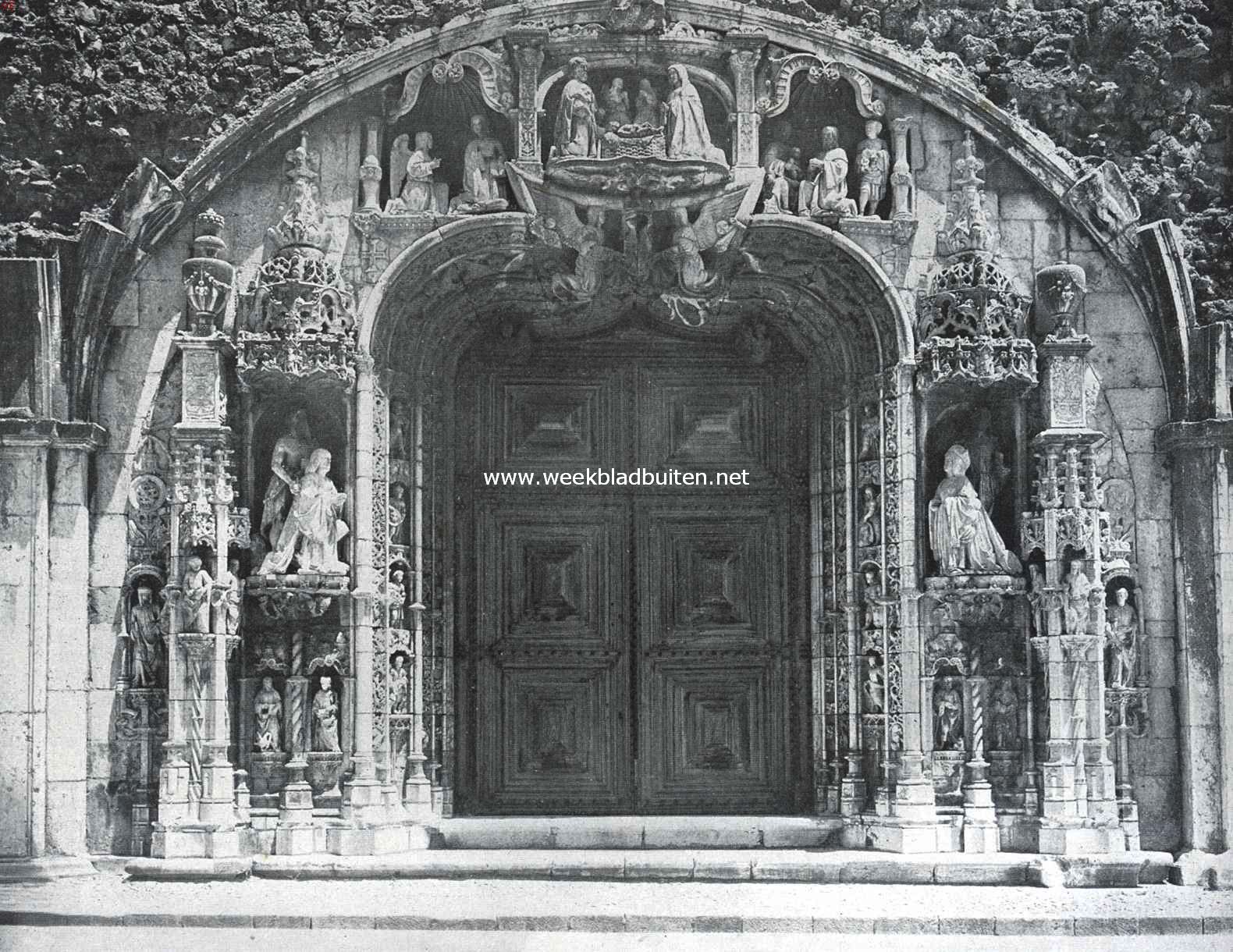 Reisindrukken uit Portugal. Westelijke ingang van de kerk van Santa Maria te Belem bij Lissabon. Links van het portaal knielend het beeld van koning Manol