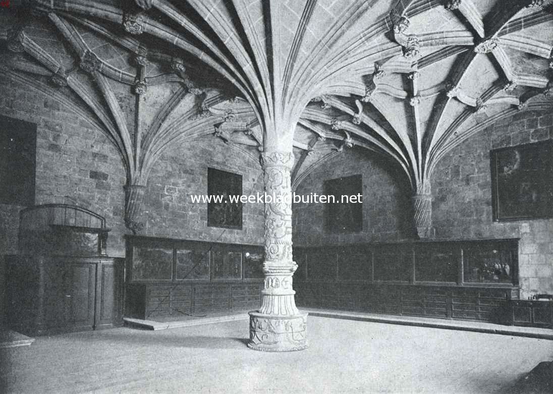 Reisindrukken uit Portugal. Sacristie van het Jeronimo-klooster te Belem. Boven de schuifladen, waarin kostbare weefsels geborgen zijn, tooneelen uit de passie van den heiligen Hieronymus