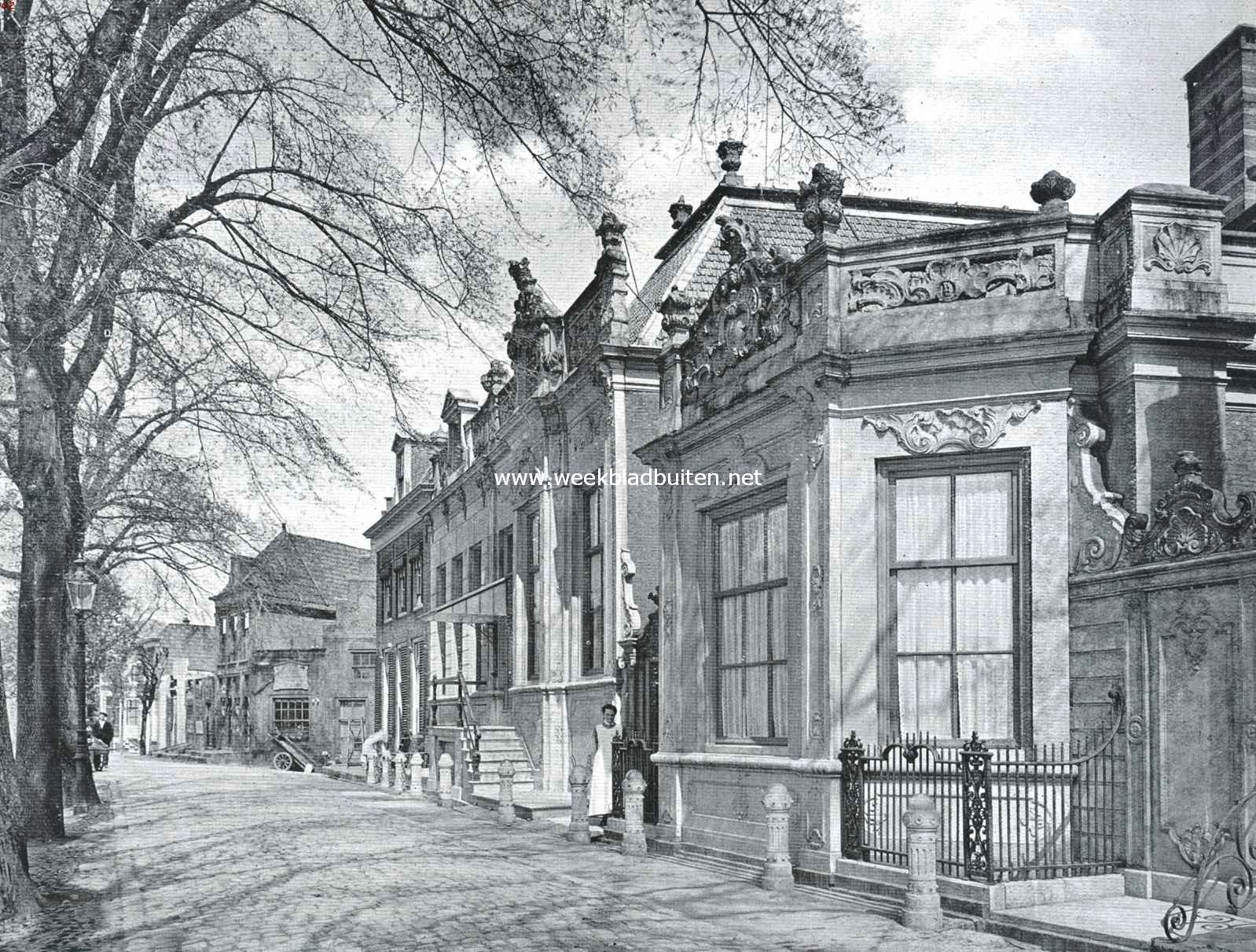 Het van Loosen-Huis te Enkhuizen. Het van Loosen-Huis met den koepel aan den dijk te Enkhuizen