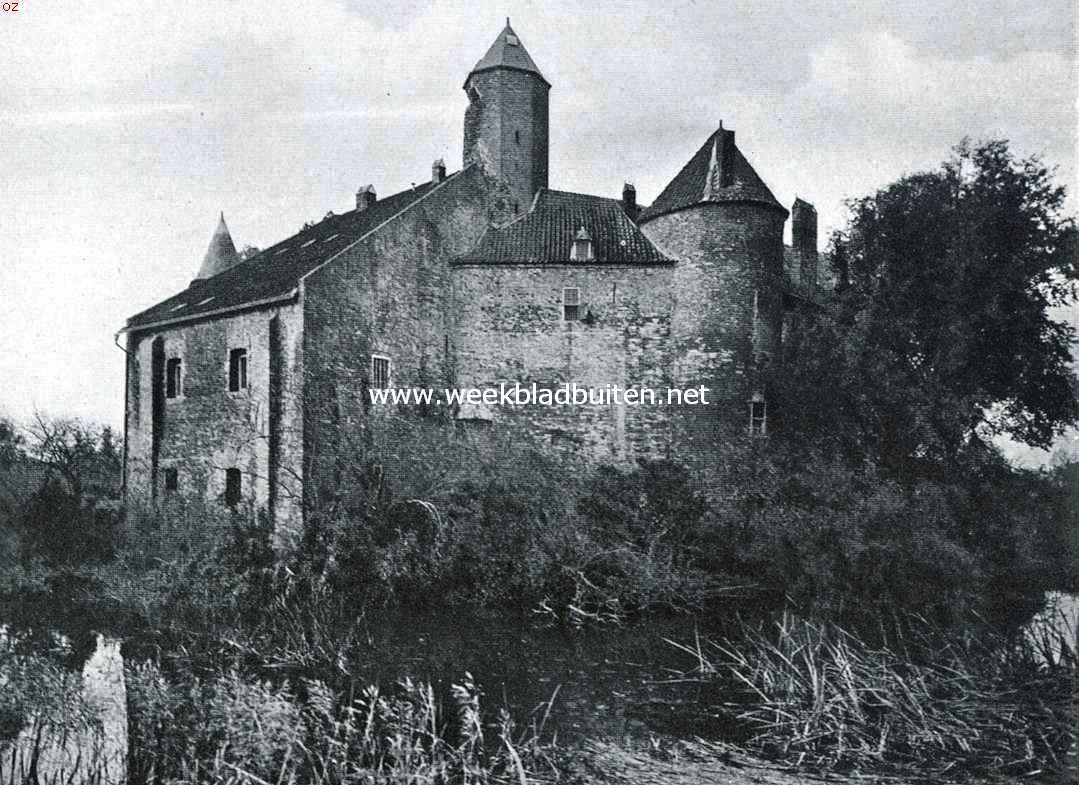 Het kasteel Waardenburg. Achterzijde van het kasteel met Middeleeuwsch gedeelte. Door het raampje links van den ouden toren is, volgens de legende, Doctor Faust door den duivel naar de hel gevoerd